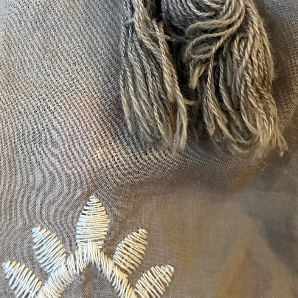 Monoreno Gray Tunic with White Embroidery - Picture 4 of 7
